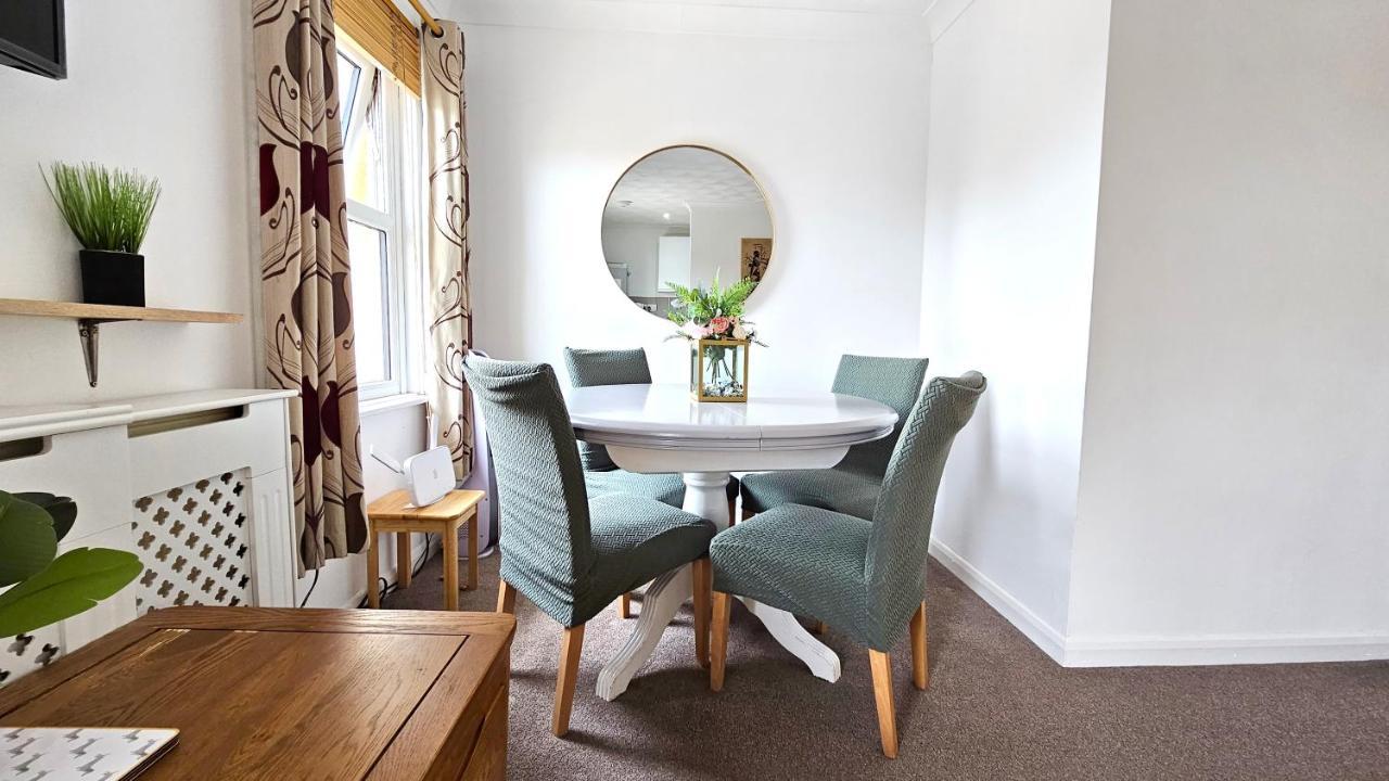 2 Bed Apt W/ Private Parking Close To Town Centre Huntingdon Eksteriør billede