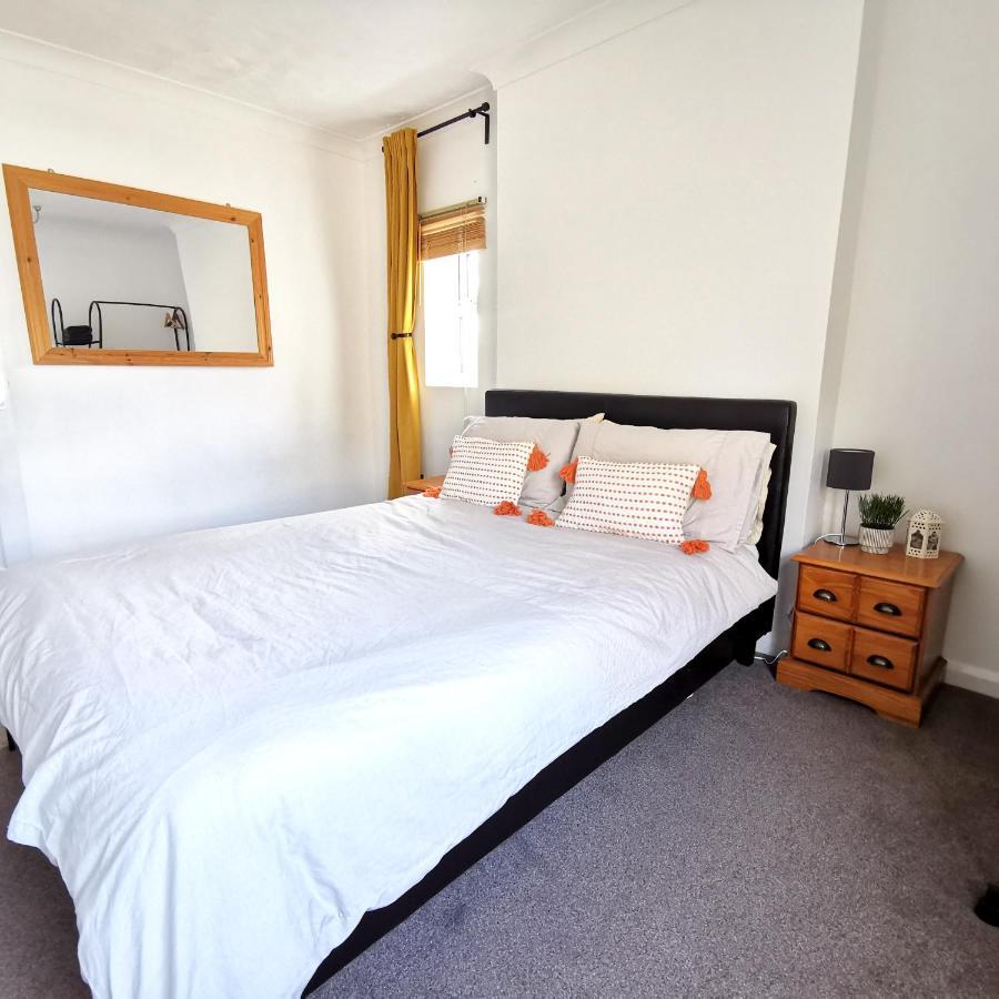 2 Bed Apt W/ Private Parking Close To Town Centre Huntingdon Eksteriør billede